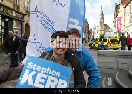 Stirling, Schottland. 25. April 2015. Ruth Davidson schottischen konservativen Kampagnen neben lokalen Kandidaten Stephen Kerr in diesem entscheidenden SNP / CON marginal Sitz. Bildnachweis: ALAN OLIVER/Alamy Live-Nachrichten Stockfoto