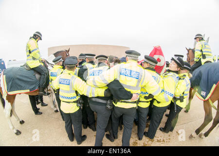 Blackpool UK, 25. April 2015. Nachrichten, dazu führen, dass Demonstranten aus der Anti-Facist Bewegung einige Transportprobleme entlang der Promenade in Blackpool. Die Polizei in großer Zahl dazu beitragen, um die Demonstranten zu enthalten und versuchen, der Störung uns unter sehr schwierigen Bedingungen Credit möglichst gering zu halten: Gary Telford/Alamy live-Nachrichten Stockfoto