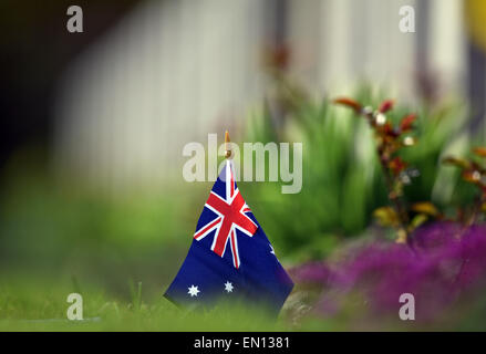 Stahnsdorf, Deutschland. 25. April 2015. Eine kleine australische Flagge fotografiert während einer Gedenkfeier-Veranstaltung auf dem Soldatenfriedhof in Stahnsdorf, Deutschland, 25. April 2015. ANZAC Day (Australien und New Zealand Army Corps) am 25 April ist ein nationaler Feiertag in Australien, Neuseeland und Tonga und den Jahrestag der ersten Militäroperation von Australien, Neuseeland und Tonga Truppen im ersten Weltkrieg - die Landung auf Gallipoli. Foto: Ralf Hirschberger/Dpa/Alamy Live News Stockfoto