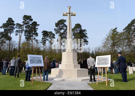 Stahnsdorf, Deutschland. 25. April 2015. Ein Kreuz fotografiert während einer Gedenkfeier-Veranstaltung auf dem Soldatenfriedhof in Stahnsdorf, Deutschland, 25. April 2015. ANZAC Day (Australien und New Zealand Army Corps) am 25 April ist ein nationaler Feiertag in Australien, Neuseeland und Tonga und den Jahrestag der ersten Militäroperation von Australien, Neuseeland und Tonga Truppen im ersten Weltkrieg - die Landung auf Gallipoli. Foto: Ralf Hirschberger/Dpa/Alamy Live News Stockfoto