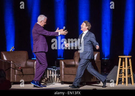 Detroit, Michigan, USA. 25. April 2015. STEVE MARTIN und MARTIN SHORT in einem sehr dummen Gespräch im Fox Theatre in Detroit, MI am 24. April 2015 Kredit: Marc Nader/ZUMA Draht/Alamy Live-Nachrichten Stockfoto