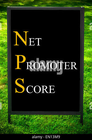 Geschäft Akronym NPS als NET PROMOTER SCORE. Nachricht auf Bürgersteig Tafel Zeichen Hintergrund grünen Rasen. Konzept-Bild Stockfoto