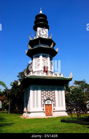 Bangkok, Thailand: Die Pagode anmutende chinesische Uhrturm im Lumphini Park * Stockfoto