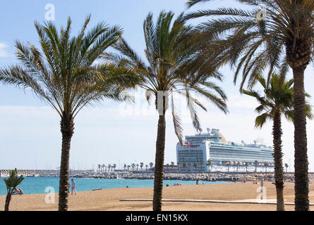 Kreuzfahrt Schiff angedockt am Hafen von Málaga, Costa Del Sol, Andalusien, Spanien. Stockfoto