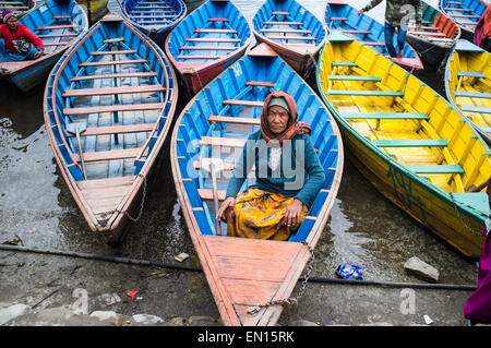 Eine lokale Nepalesen in Boot auf Phewa-See in Pokhara, Nepal Stockfoto