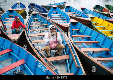 Eine lokale Nepalesen in seinem Boot am Phewa-See in Pokhara, Nepal Stockfoto