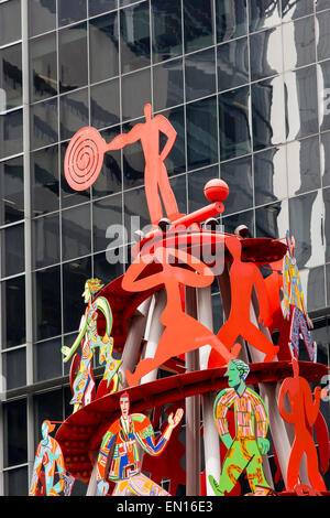 Singapur - 6. August 2014: Detail der Momentum-Skulptur in Singapur. Es wurde von David Gerstein entworfen und ist grün Stockfoto