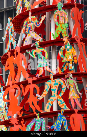 Singapur - 6. August 2014: Detail der Momentum-Skulptur in Singapur. Es wurde von David Gerstein entworfen und ist grün Stockfoto