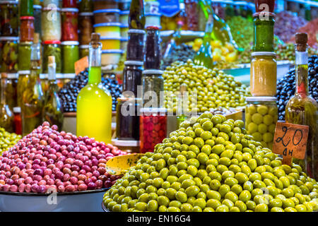 Frischen Oliven und Konserven auf marokkanischen Markt in Marrakesch Stockfoto