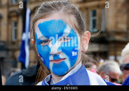 Glasgow, Schottland. 25. April 2015. Mehr als 1000 Demonstranten besuchte ein "hoffe über die Angst" Rallye in George Square, Glasgow der Rallye wurde organisiert von ex-MSP und Meineidige, die Tommy Sheridan zur Unterstützung von Sozialismus und zur Förderung der Unabhängigkeit George Square von Tommy Sheridan als Freiheitsplatz verwiesen wurde verurteilt. Bildnachweis: Findlay/Alamy Live-Nachrichten Stockfoto