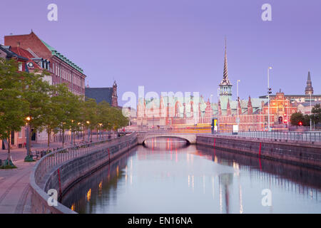 Europa, Dänemark, Kopenhagen, Börsenzeitung, Copenhagen Stock Exchange oder CSE erbaut von Christian IV 1619 – 1640 Slotsholmen Kanal Stockfoto