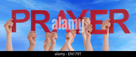 Viele Hände halten roten geraden Buchstaben oder Zeichen Gebäude das englische Wort beten auf blauen Himmel und kaukasische Menschen Stockfoto