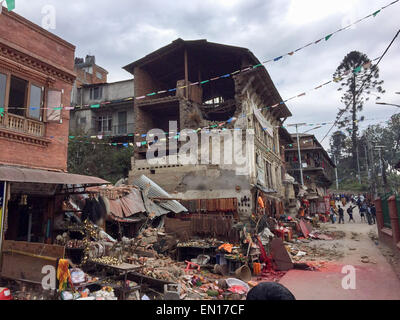 Kathmandu, Nepal. 25. April 2015. Fußgänger gehen vorbei an eingestürzten Gebäuden in Kathmandu, Nepal, 25. April 2015. Mehrere hundert Menschen starben bei einem schweren Erdbeben in der Region. Foto: Arne Adrian/Dpa/Alamy Live-Nachrichten Stockfoto