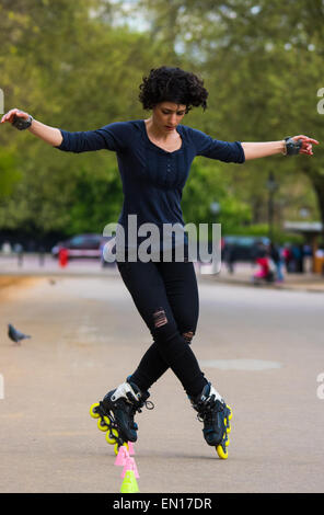 London, 25. April 2015. Trotz der Bedrohung der prognostizierten Duschen grüßt Frühlingssonnenschein und Wärme Londoner wie die Royal Parks in der Hauptstadt zu genießen. Bild: Eine Frau übt ihre Inline-skating-Fähigkeiten im Hyde Park. Bildnachweis: Paul Davey/Alamy Live-Nachrichten Stockfoto