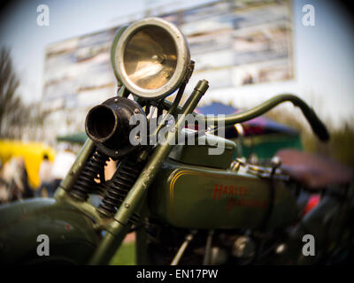 Kiew, Ukraine, 25. April 2015. Kiew, Ukraine, 25. April 2015. Motorrad "Harley Davidson"--The Retro-OldCarFest ist das größte Retro-Autos-Festival in Kiew statt und erstreckt sich die staatliche Luftfahrt Museumsgelände. Mehr als 300 Autos sind in diesem Projekt beteiligt und mehr als 20 000 Besucher werden erwartet. © Igor Golovnov/Alamy Live News Bildnachweis: Igor Golovnov/Alamy Live-Nachrichten Stockfoto