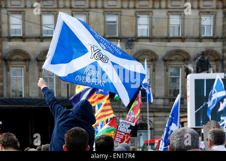 Glasgow, Schottland. 25. April 2015. Mehr als 1000 Demonstranten besuchte ein "hoffe über die Angst" Rallye in George Square, Glasgow der Rallye wurde organisiert von ex-MSP und Meineidige, die Tommy Sheridan zur Unterstützung von Sozialismus und zur Förderung der Unabhängigkeit George Square von Tommy Sheridan als Freiheitsplatz verwiesen wurde verurteilt. Bildnachweis: Findlay/Alamy Live-Nachrichten Stockfoto