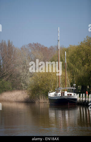 Ein Boot vor Anker am Fluss Stour, Sandwich, Kent, Großbritannien Stockfoto