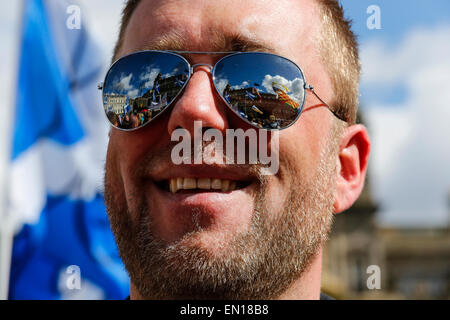 Glasgow, Schottland. 25. April 2015. Mehr als 1000 Demonstranten besuchte ein "hoffe über die Angst" Rallye in George Square, wurde Glasgow die Rallye wurde organisiert von ex-MSP und Meineidige Tommy Sheridan zur Unterstützung von Sozialismus und zur Förderung der Unabhängigkeit George Square verurteilt Refered zu Freiheitsplatz von Tommy Sheridan. Bildnachweis: Findlay/Alamy Live-Nachrichten Stockfoto