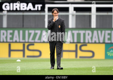 Udine, Italien. 25. April 2015. Filippo Inzaghi AC Milan-Trainer sieht vor der italienischen Serie A-Fußballspiel zwischen Udinese Calcio und der AC Mailand auf Samstag, 25. April 2015 im Friaul-Stadion in Udine. Bildnachweis: Andrea Spinelli/Alamy Live-Nachrichten Stockfoto