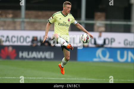 Udine, Italien. 25. April 2015. Italien, Udine: AC Milan-Verteidiger Ignazio Abate steuert den Ball in die italienische Serie A Fußballspiel zwischen Udinese Calcio und der AC Mailand auf Samstag, 25. April 2015 im Friaul-Stadion in Udine. Bildnachweis: Andrea Spinelli/Alamy Live-Nachrichten Stockfoto