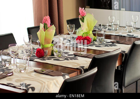 Elegante Tischdekoration für eine Heimatpartei vorbereitet Stockfoto