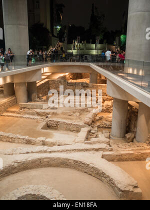 Die Ruinen am Eingang der Akropolis-Museum Stockfoto