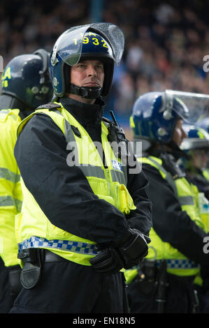 Bereitschaftspolizei Line-up in Leppings Lane Hillsborough während eines WM-Spiels zwischen Sheffield Wednesday und Leeds United Stockfoto