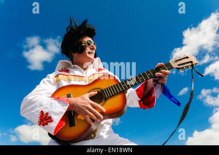 Nordirland. 25. April 2015 - aufdrehen "Weltweit größte Sammlung von über Elvis Look-a-Likes" Flops bei nur sechs. Bildnachweis: Stephen Barnes/Alamy Live-Nachrichten Stockfoto