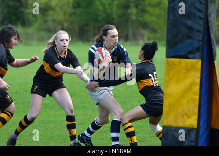 Manchester UK 25. April 2015 Didsbury Toc H Ladies spielen ihre erste Pflichtspiel gegen Eccles Damen 2. Das Spiel findet im Jubiläumsjahr der Gründung der internationalen Charity Toc H, hat seinen Hauptsitz in Birmingham. Eingerichtet im Jahre 1915 durch ein Feldprediger Tubby Clayton als Club für Soldaten aller Dienstgrade, wurde Talbot House, in der Nähe von Ypern in Belgien durch seine Intials bekannt die ausgesprochen wurden, Toc H. Toc H stark besiegt wurden, aber das Spiel, spielte teilweise in einer grausamen Regenguss ist der Beginn einer neuen Ära für den Verein. Bildnachweis: John Fryer/Alamy Live-Nachrichten Stockfoto