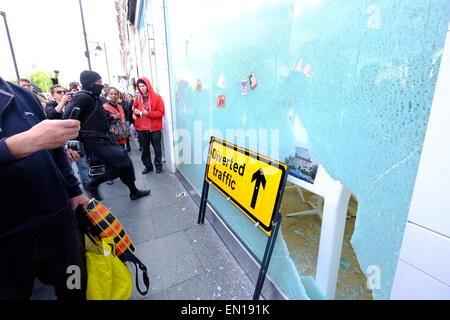 London, UK. 25. April 2015. Eine Demonstration gegen die Gentrifizierung in Brixton gewalttätig mit Demonstranten stürmen das Rathaus und dann das Fenster Foxtons Immobilienmakler Zerschlagung. Die große Menge von Zwangsräumungen von Sozialwohnungen in lokalen Bereichen hat eine Menge Ärger verursacht. Bildnachweis: Rachel Megawhat/Alamy Live-Nachrichten Stockfoto