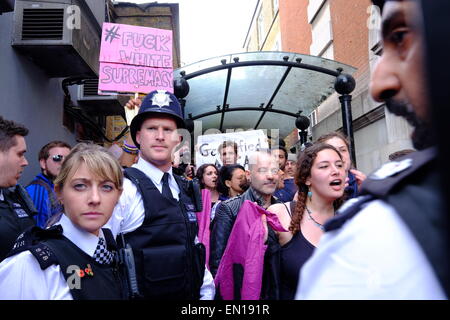 London, UK. 25. April 2015. Eine Demonstration gegen die Gentrifizierung in Brixton gewalttätig mit Demonstranten stürmen das Rathaus und dann das Fenster Foxtons Immobilienmakler Zerschlagung. Die große Menge von Zwangsräumungen von Sozialwohnungen in lokalen Bereichen hat eine Menge Ärger verursacht. Bildnachweis: Rachel Megawhat/Alamy Live-Nachrichten Stockfoto