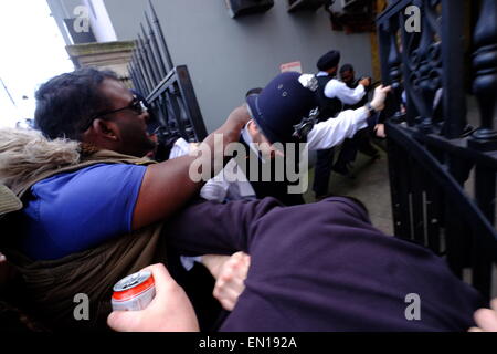 London, UK. 25. April 2015. Eine Demonstration gegen die Gentrifizierung in Brixton gewalttätig mit Demonstranten stürmen das Rathaus und dann das Fenster Foxtons Immobilienmakler Zerschlagung. Die große Menge von Zwangsräumungen von Sozialwohnungen in lokalen Bereichen hat eine Menge Ärger verursacht. Bildnachweis: Rachel Megawhat/Alamy Live-Nachrichten Stockfoto