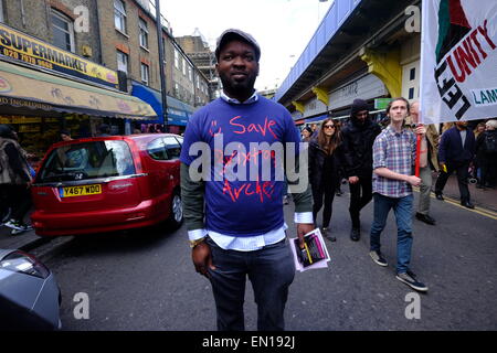 London, UK. 25. April 2015. Eine Demonstration gegen die Gentrifizierung in Brixton gewalttätig mit Demonstranten stürmen das Rathaus und dann das Fenster Foxtons Immobilienmakler Zerschlagung. Die große Menge von Zwangsräumungen von Sozialwohnungen in lokalen Bereichen hat eine Menge Ärger verursacht. Bildnachweis: Rachel Megawhat/Alamy Live-Nachrichten Stockfoto