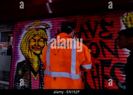 London, UK. 25. April 2015. Eine Demonstration gegen die Gentrifizierung in Brixton gewalttätig mit Demonstranten stürmen das Rathaus und dann das Fenster Foxtons Immobilienmakler Zerschlagung. Die große Menge von Zwangsräumungen von Sozialwohnungen in lokalen Bereichen hat eine Menge Ärger verursacht. Bildnachweis: Rachel Megawhat/Alamy Live-Nachrichten Stockfoto