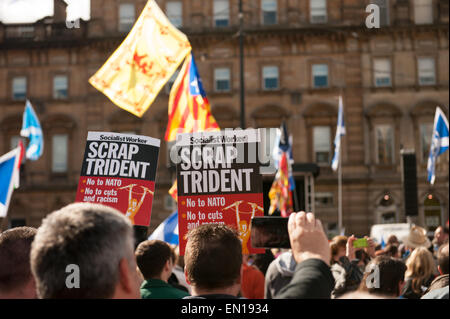 Glasgow, Schottland. 25. April 2015. Tausende von Menschen versammeln sich in George Square, aka "Platz der Freiheit" für Pro-SNP und gegen Sparpolitik Rallye Credit: Tony Clerkson/Alamy Live News Stockfoto