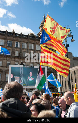 Glasgow, Schottland. 25. April 2015. Tausende von Menschen versammeln sich in George Square, aka "Platz der Freiheit" für Pro-SNP und gegen Sparpolitik Rallye Credit: Tony Clerkson/Alamy Live News Stockfoto