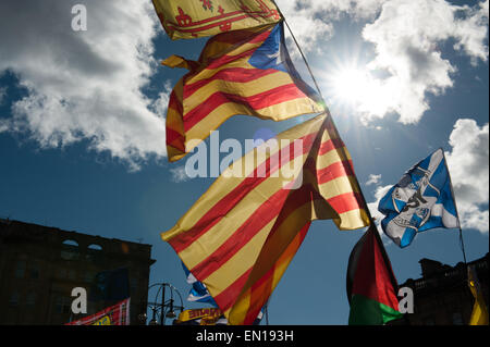 Glasgow, Schottland. 25. April 2015. Tausende von Menschen versammeln sich in George Square, aka "Platz der Freiheit" für Pro-SNP und gegen Sparpolitik Rallye Credit: Tony Clerkson/Alamy Live News Stockfoto