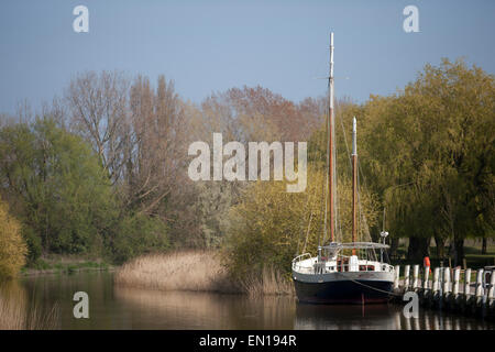 Ein Boot vor Anker am Fluss Stour, Sandwich, Kent, Großbritannien Stockfoto