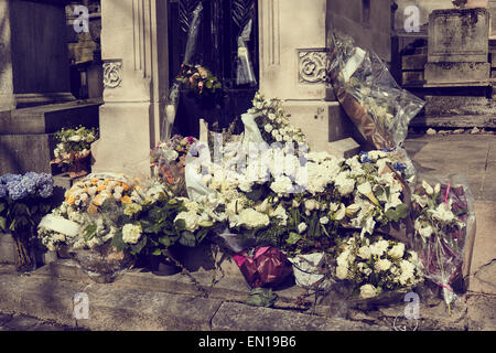 Frische Blumensträuße um ein Grab Pere Lachaise Friedhof Frankreich Europa Stockfoto