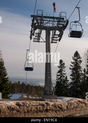 Skilift Turm und Stühle rund um Oslo Ski jump Stockfoto