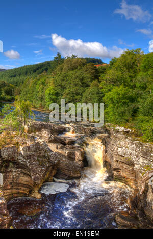 Blick von der Thomas Telford Brücke auf die Invermoriston Wasserfälle und den Fluss nahe Fort Augustus am Ufer des Loch Ness Stockfoto