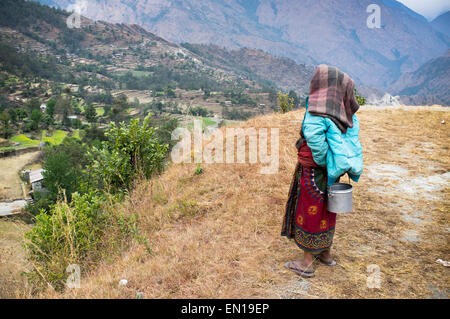 Eine lokaler Landwirt Frau auf dem Feld, Trekking von Tatopani Ghoda Pani, Annapurna Sanctuary Region, Nepal, Asien. Stockfoto
