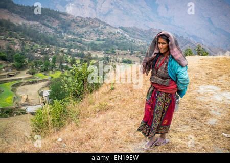 Eine lokaler Landwirt Frau auf dem Feld, Trekking von Tatopani Ghoda Pani, Annapurna Sanctuary Region, Nepal, Asien. Stockfoto
