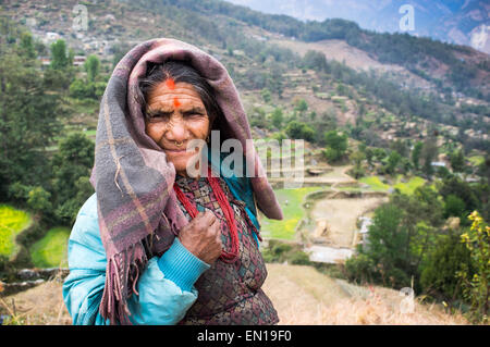 Eine lokaler Landwirt Frau auf dem Feld, Trekking von Tatopani Ghoda Pani, Annapurna Sanctuary Region, Nepal, Asien. Stockfoto