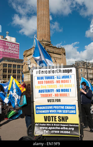 Glasgow, Schottland. 25. April 2015. Tausende von Menschen versammeln sich in George Square, aka "Platz der Freiheit" für Pro-SNP und gegen Sparpolitik Rallye Credit: Tony Clerkson/Alamy Live News Stockfoto