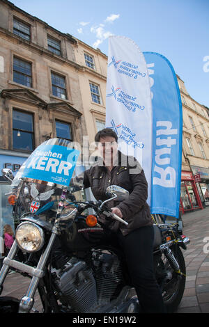 Stirling, Schottland. 25. April 2015. Ruth Davidson schottischen konservativen Kampagnen neben lokalen Kandidaten Stephen Kerr in diesem entscheidenden SNP / CON marginal Sitz. Ruth sitzt rittlings auf einem Harley Davidson Motorrad Kredit: ALAN OLIVER/Alamy Live News Stockfoto