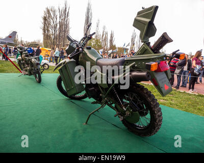 Kiew, Ukraine, 25. April 2015. Motorrad "Harley Davidson"--The Retro-OldCarFest ist das größte Retro-Autos-Festival in Kiew statt und erstreckt sich die staatliche Luftfahrt Museumsgelände. Mehr als 300 Autos sind in diesem Projekt beteiligt und mehr als 20 000 Besucher werden erwartet. Bildnachweis: Igor Golovnov/Alamy Live-Nachrichten Stockfoto