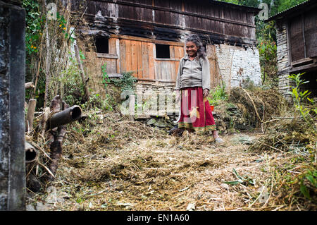 ein örtlicher Bauer auf dem Feld vor ihres Hauses, Trekking von Tatopani Ghoda Pani, Annapurna Sanctuary Region, Nepal, Asien. Stockfoto