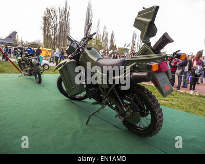 25. April 2015 ist der Retro - Motorrad "Harley Davidson"--OldCarFest, das größte Retro-Autos-Festival in Kiew statt und erstreckt sich die staatliche Luftfahrt Museumsgelände. Mehr als 300 Autos sind in diesem Projekt beteiligt und mehr als 20 000 Besucher werden erwartet. © Igor Golovniov/ZUMA Draht/Alamy Live-Nachrichten Stockfoto