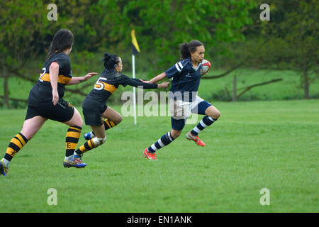 Manchester UK 25. April 2015 Didsbury Toc H Ladies spielen ihre erste Pflichtspiel gegen Eccles Damen 2. Das Spiel findet im Jubiläumsjahr der Gründung der internationalen Charity Toc H, hat seinen Hauptsitz in Birmingham. Eingerichtet im Jahre 1915 durch ein Feldprediger Tubby Clayton als Club für Soldaten aller Dienstgrade, wurde Talbot House, in der Nähe von Ypern in Belgien durch seine Intials bekannt die ausgesprochen wurden, Toc H. Toc H stark besiegt wurden, aber das Spiel, spielte teilweise in einer grausamen Regenguss ist der Beginn einer neuen Ära für den Verein. TOC H Hundertjahrfeier Frauen Rugby Match Mann Stockfoto